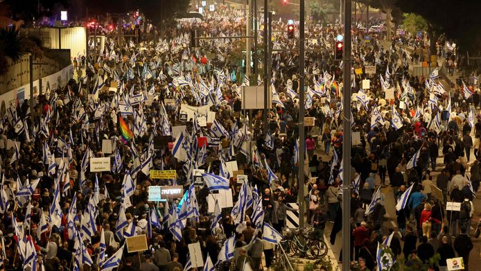 Tienduizenden mensen protesteren tegen de regering van premier Benjamin Netanyahu.