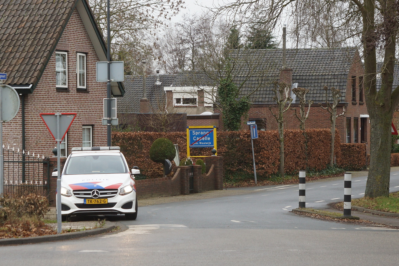 De politie postte maandagmorgen urenlang op de toegangswegen naar Sprang-Capelle tijdens de zoektocht naar de vermiste oppas (34) en Dean (4) uit Sint-Niklaas.