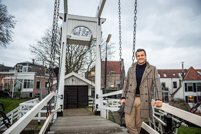 Denk-lijsttrekker en fractievoorzitter Farid Azarkan maakt een wandeling door Schoonhoven, de stad waar hij vanaf zijn achtste jaar opgroeide.