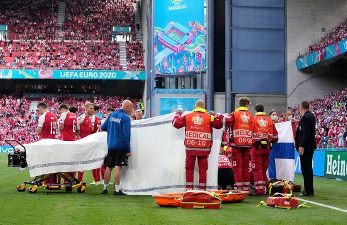 Enorme Opluchting Eriksen Stabiel In Ziekenhuis Na Reanimatie Op Het Veld Ek 2021 Gelderlander Nl