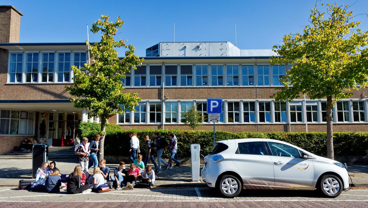 Een Renault ZOE, de nieuwe elektrische deelauto/buurtbatterij in Utrecht, voor het CGU gymnasium, waar 300 zonnepanelen duurzame stroom leveren. Beeld WeDriveSolar