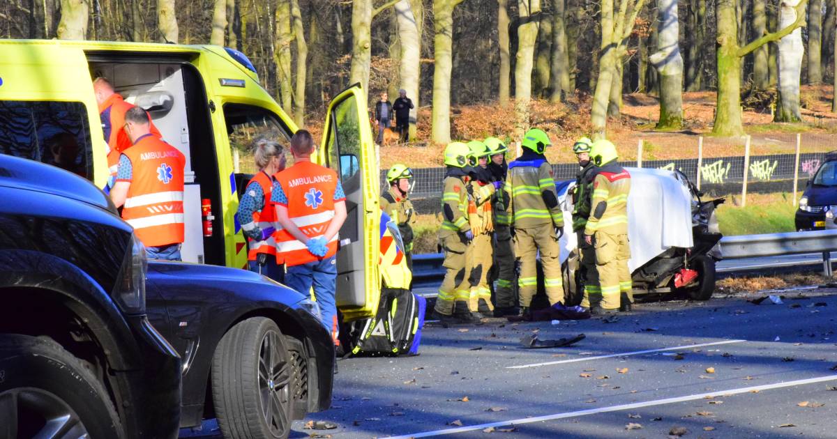 Zwaar ongeluk op A12 bij Bennekom eist twee levens: mannen van 24 en 48 jaar oud komen om.