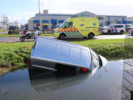 Tilburger (60) zwaargewond bij botsing tussen auto en bestelbus in Waalwijk, bestelbus belandt in de sloot