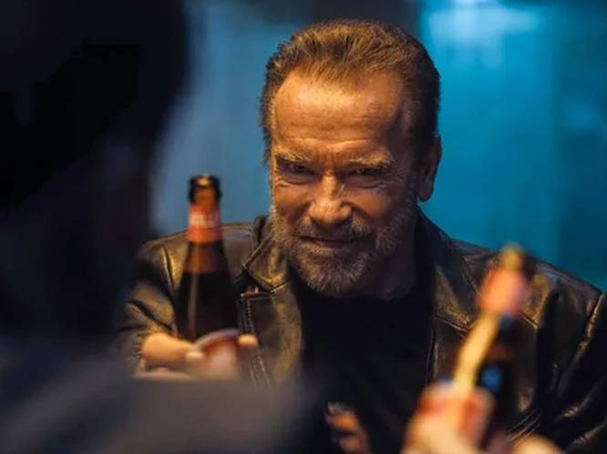 Ook Hollywoodlegendes smullen van Belgisch bier: Arnold Schwarzenegger drinkt Antwerps Bolleke in Netflix-reeks