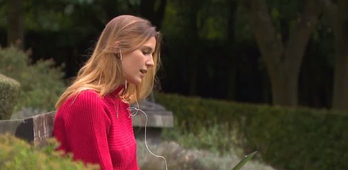 Geneeskundestudente Britt (23) herstelt van haar tweede coronabesmetting en sprak via videochat met VTM Nieuws.
