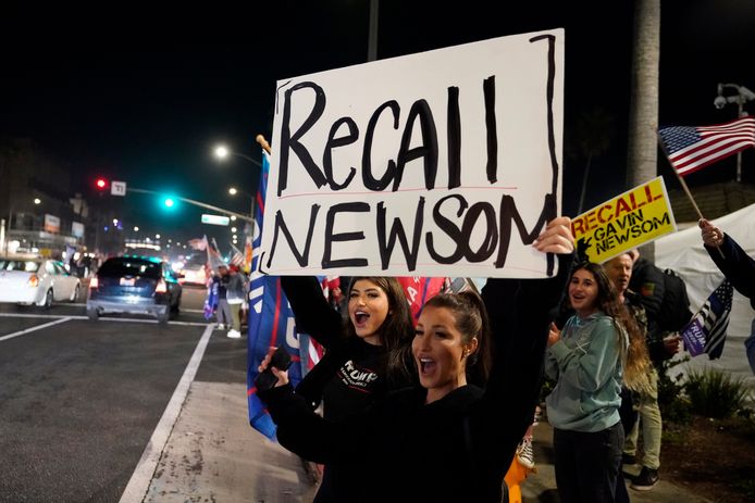 Mensen protesteren tegen de Californische gouverneur Gavin Newsom. Californië staat kiezers toe een referendum te houden over de vervanging van de gouverneur als ze de handtekeningen van 12 procent van de eerdere kiezers kunnen verzamelen.