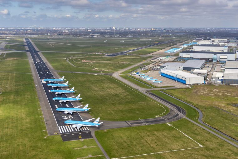 Het begin van de coronacrisis: KLM-vliegtuigen staan geparkeerd op de Aalsmeerbaan van Schiphol. Ook in deze crisis schoot de Nederlandse overheid de luchtvaartmaatschappij te hulp.  Beeld ANP