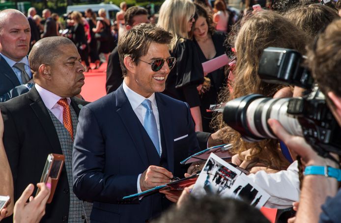 Tom Cruise deelt handtekeningen uit op de première van 'Mission: Impossible Fallout'.