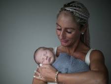 Elle pense que son fils dort dans le porte-bébé, il est en réalité mort étouffé