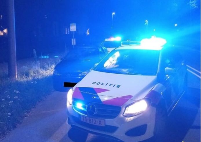 De door de politie tot stoppen gedwongen auto in Arnhem.