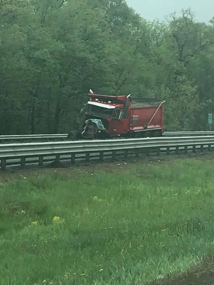 De bus reed tegen een vrachtwagen op de snelweg.