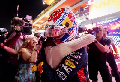 “Ik weet amper wat zeggen”: Max Verstappen kroont zich na geaccidenteerde race voor het derde jaar op rij tot wereldkampioen