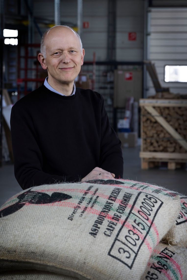 Harm Jansen van het fairtrade-koffiebedrijf Kinti Coffee in zijn magazijn. Voor een klein koffiebedrijf is de jaarlijkse contributie voor Fairtrade te hoog, zegt hij. Beeld Werry Crone