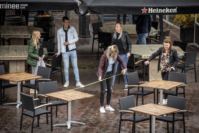 Oldenzaalse horeca maakt in aanloop naar 1 juni gezamenlijke coronaproof proefopstelling terras op Groote Markt.
EDITIE: OL
FOTO: Robin Hilberink RH20200524