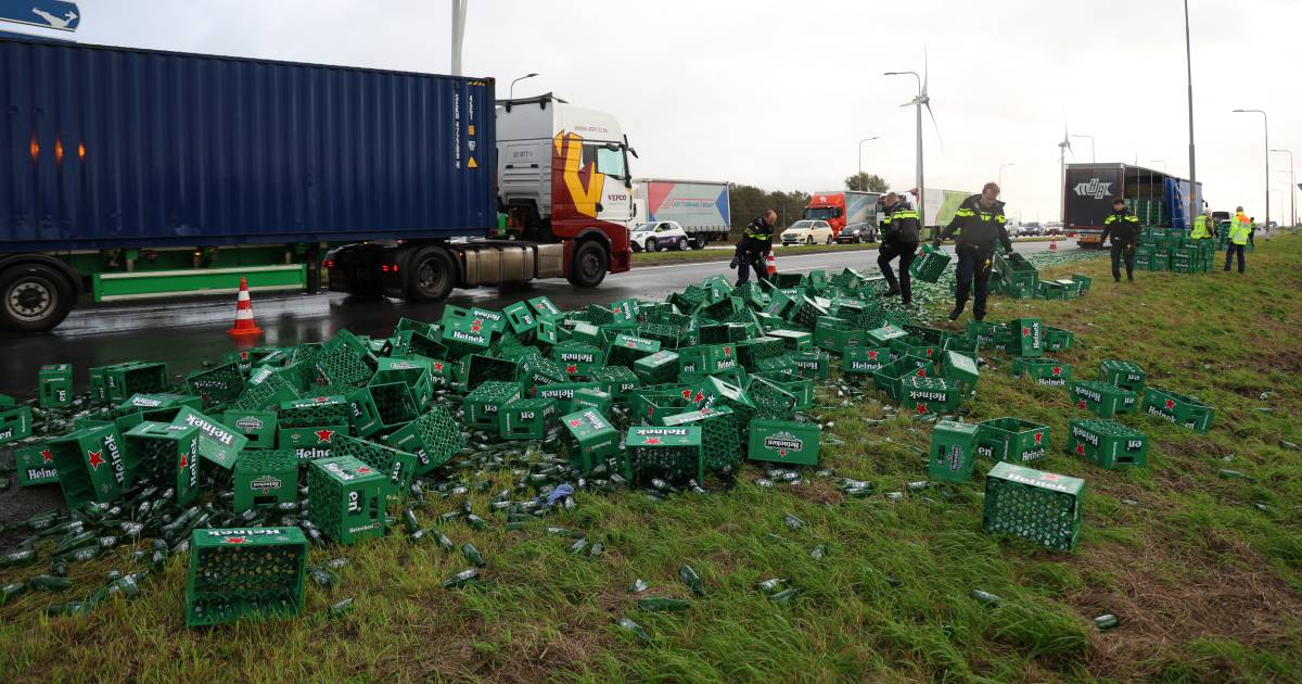 Weg vol kapotte bierflesjes: tientallen kratten vallen van vrachtwagen
