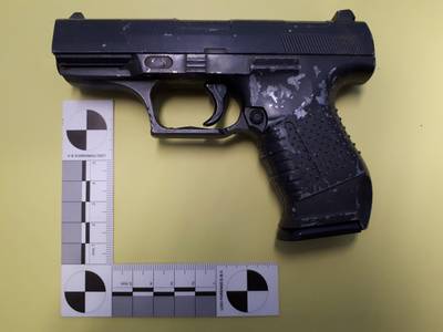 Vijf jongens opgepakt: 14-jarige moest onder dreiging van wapen kleren uittrekken en mobiel afstaan