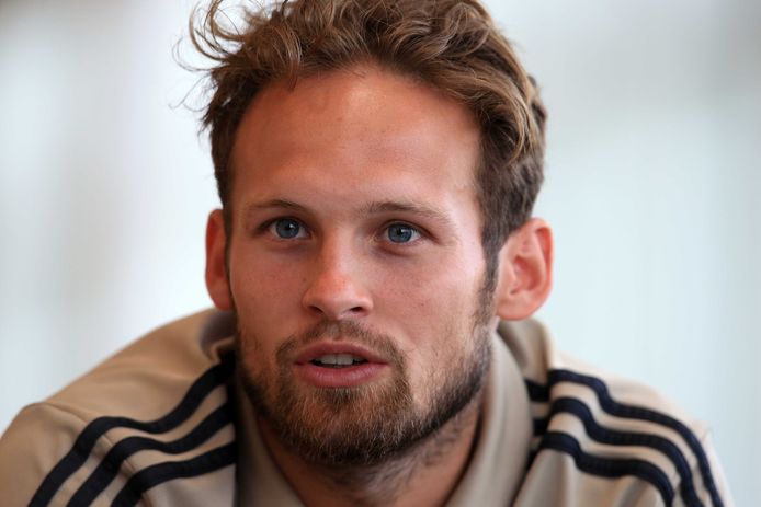 Daley Blind in gesprek met journalisten tijdens een trainingskamp van de Amsterdamse voetbalclub Ajax op het Saint George's Park National training centrum in Engeland.