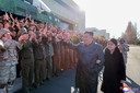 Le dirigeant nord-coréen aux côtés de sa fille lors d'une cérémonie, ce samedi.