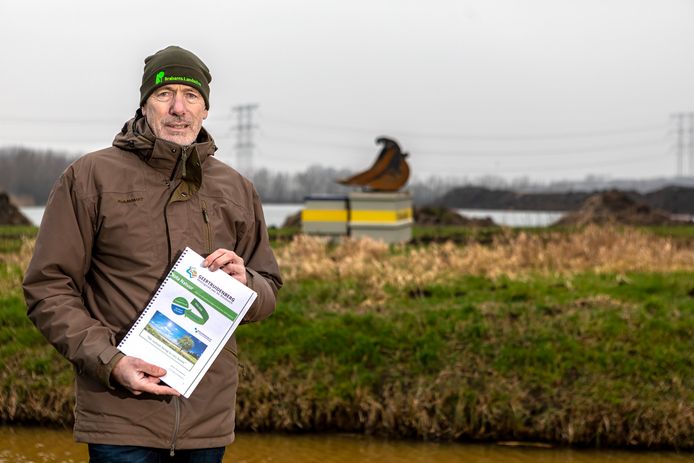 Raamsdonksveer - Peter Verwaters schreef namens de Natuurfederatie Geertruidenberg de Nota Natuur. Daarin pleit hij onder meer voor een adviesraad die de gemeente bij kan staan in het halen van de klimaatdoelen. Op de achtergrond de put van Caron waar momenteel aan gewerkt wordt.