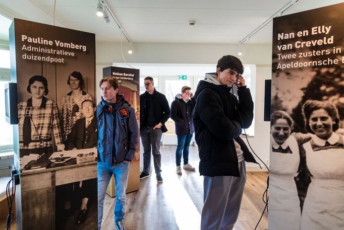 Jongeren bezoeken herinneringscentrum Het Apeldoornsche Bosch.