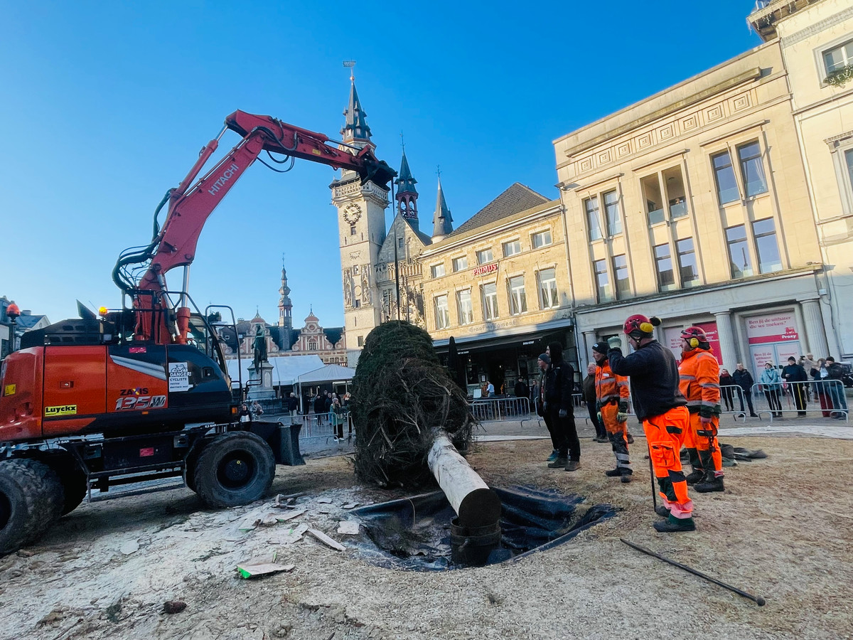 Kerstboom op Grote Markt Aalst na half uur weer neergehaald “Te scheef