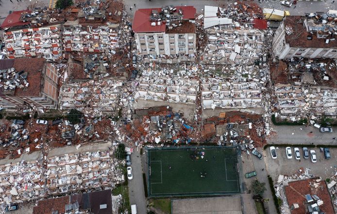 Een luchtbeeld van de Turkse stad Hatay, waar talloze gebouwen zijn ingestort. (06/02/23)