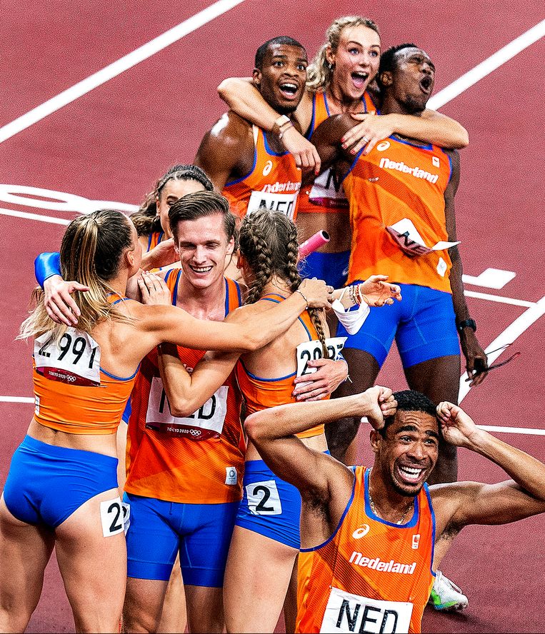 Dolle pret na het winnen van olympisch zilver door de mannen-estafetteploeg op de 4x400 meter in Tokio in 2021. Ook het vrouwenteam deelt in de feestvreugde. Beeld Klaas Jan van der Weij