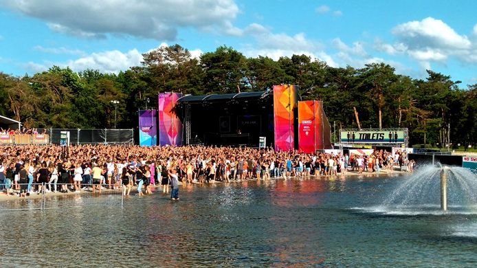  feestvierders dansen op het strand van Legacy Festival | Mol 