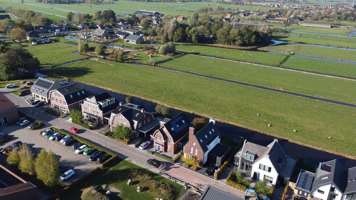 De Knotwilgenlaan in Kamerik, waar eventueel woningen gebouwd kunnen worden.