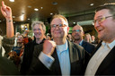 Jan Hoskam en opvolger Ralph Geers(rechts) van de VVD tijdens de verkiezingsavond vier jaar geleden.