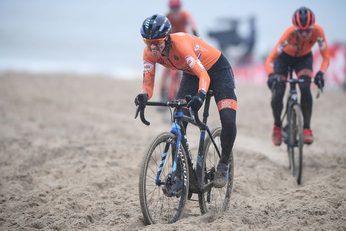 Lucinda Brand worstelt zich door het mulle zand.