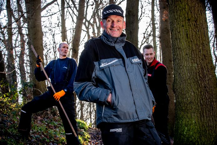 Adrie van der Poel met zijn broer Jacques en neef Jens, die meehelpen om het parkoers van het WK veldrijden klaar te maken.