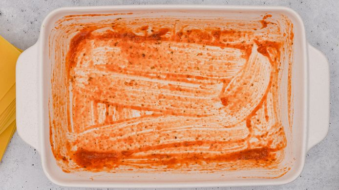 Rode saus en plastic bakjes vormen niet altijd een goede combinatie: soms bemerk je na een beurt in de vaatwasser nog steeds een rode waas.