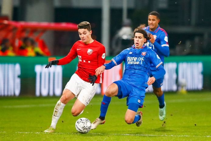Ramiz Zerrouki in duel met FC Utrecht-spits Anastasios Douvikas.