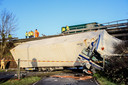 De vrachtwagen, na de uitschieter waardoor-ie op de Zandkade belandde.