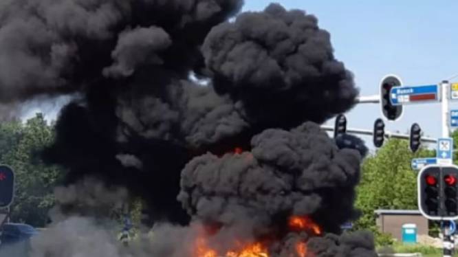 Auto verzwolgen door de vlammen in Bunnik: ‘Maar belangrijkste onderdeel bleef gespaard’ 