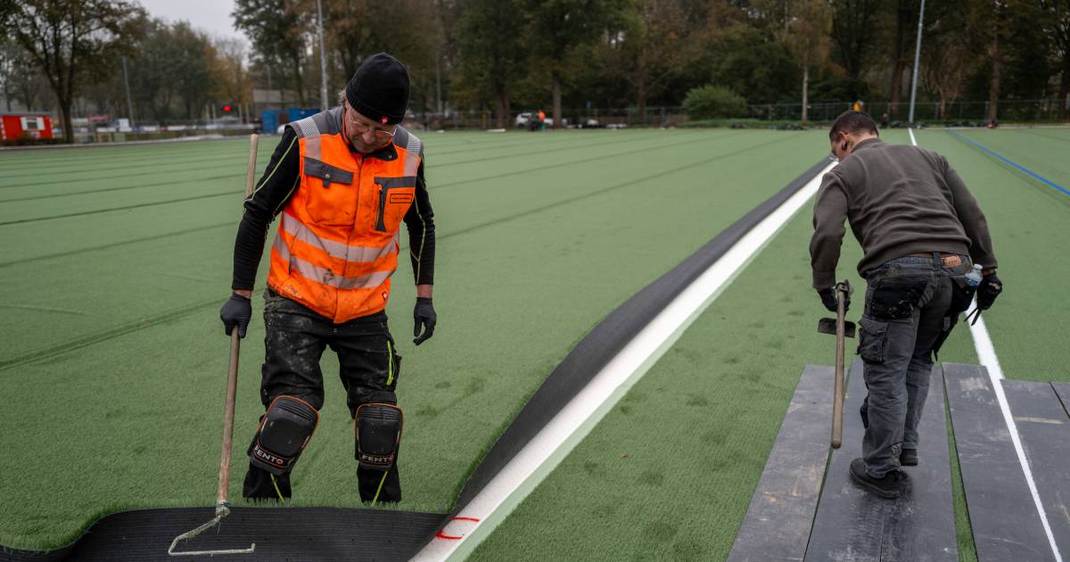 Jong Brabant voetbalt op kunstgras, boven een enorm waterbassin