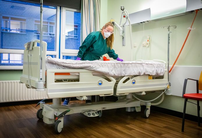 Een verpleger in een ziekenhuis elders in Nederland maakt een bed klaar