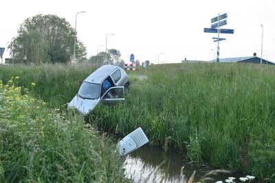 Vrouw (78) trapt gas in plaats van rem in en lanceert auto over rotonde