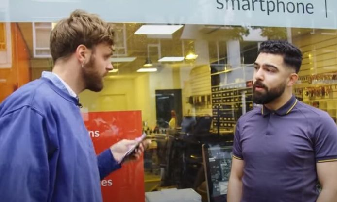 Presentator Tim Hofman confronteert Suleyman Zamani, de eigenaar van Partsfix uit Nijmegen.