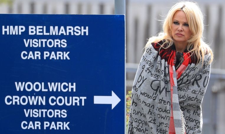 Pamela Anderson na een gevangenisbezoek aan Assange. Moris: 'Dat vond ik niet erg. Ik had liever dat hij zo in de aandacht kwam dan dat de pers zou ontdekken dat ik zwanger was.' Beeld 