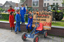 Jonge boeren protesteren bij het gemeentehuis in Hoogerheide tegen de stikstofmaatregelen van de overheid.