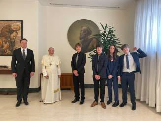 Elon Musk zet foto met zichzelf, zijn kinderen en paus Franciscus online: “Vereerd om hem te ontmoeten”