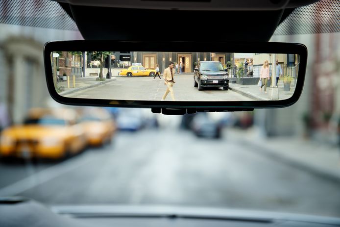 De binnenspiegel van de Range Rover Evoque: een beeldscherm met camera