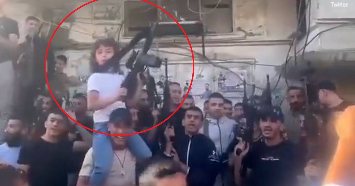 Aspetto.  Un palestinese solleva la figlia sulle spalle mentre lei agita con orgoglio la sua mitragliatrice dopo un attacco di Hamas contro Israele  Il conflitto israelo-palestinese