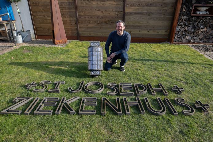 Jochem Brom en Dirk van Dingenen tikten onlangs een aantal bijzondere metalen letters op de kop. Na enig puzzelen bleken het de oude letters te zijn die vroeger op het Sint-Joseph Ziekenhuis in Eindhoven hingen.
