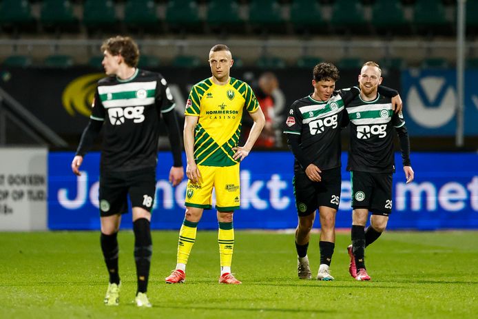 ADO-verdediger Timothy Derijck baalt na de 0-2 van FC Groningen-aanvaller Thom van Bergen.