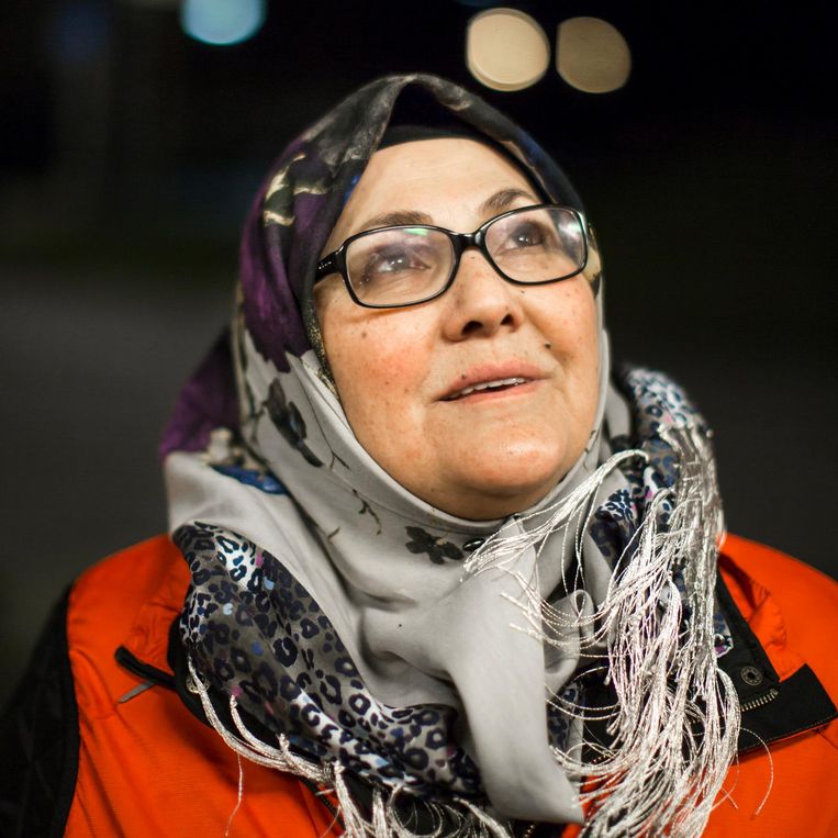 'Ze wilden de politie aanvallen. Ik vroeg ze: waarom doen jullie dit? Luister. Ga gewoon naar huis', vertelt Fatma Ipek, een van de moeders. Beeld Julius Schrank / de Volkskrant