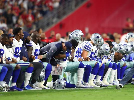 Spelers van Dallas Cowboys protesteren tegen de opmerkingen van Donald Trump.