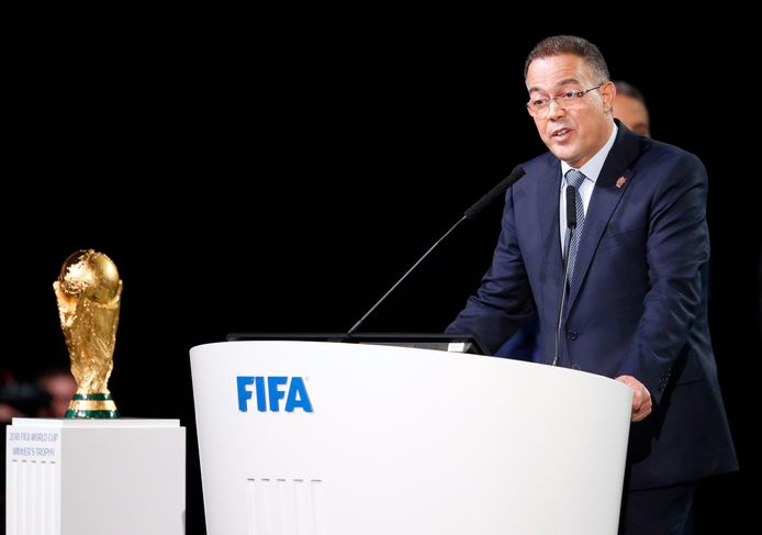 Fouzi Lekjaa, voorzitter van de Marokkaanse voetbalbond, spreekt het FIFA-congres toe.